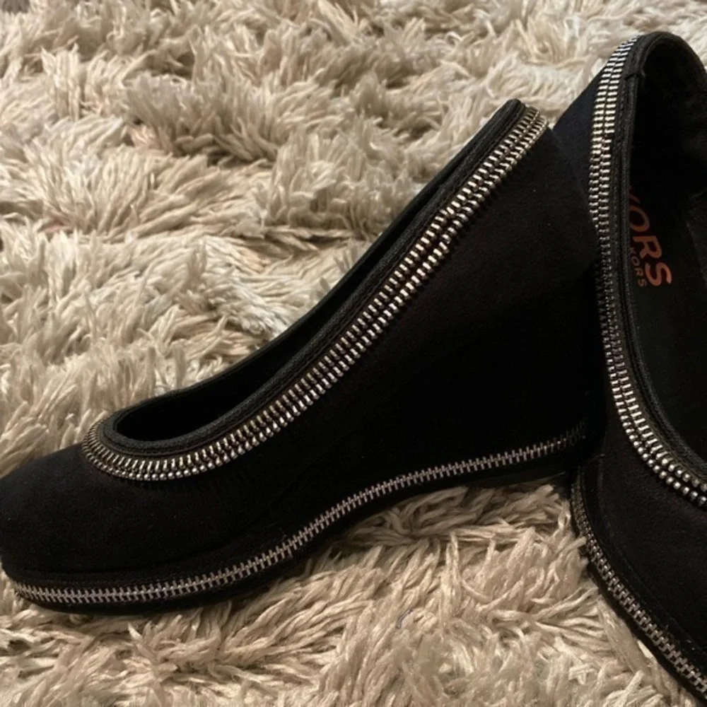 Michael Kors black  and silver zipper trim detail wedge shoes 6/7
